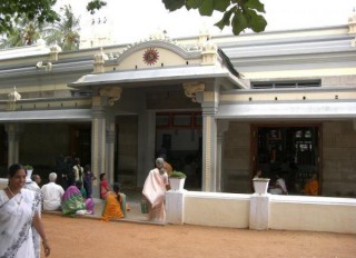 Entrée du smadhi à Ramanashram
