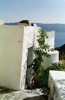 Habitation face  la baie de Milos