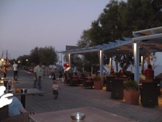 Kamari, la promenade en bord de mer