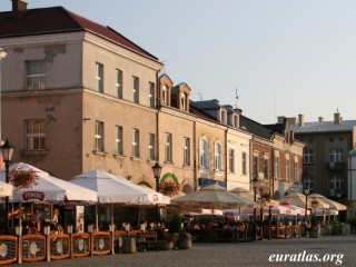 La Place du marché, ou Rynek, à Krosno, Précarpati...