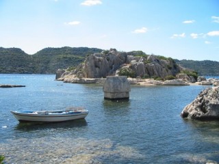 La baie et ses vestiges immergés La baie et ses vestiges immergés