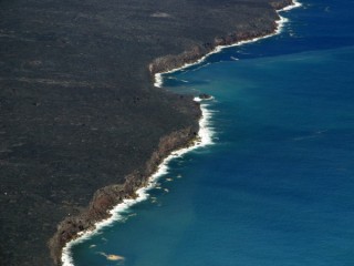 La côte de lave solidifiée (vue d'hélicoptère)
