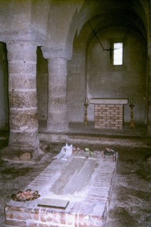 La crypte de l'glise et la tombe du roi Andr 1er...