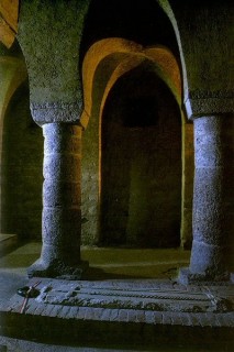 La crypte de l'glise et la tombe du roi Andr 1er...