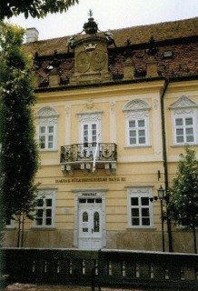 La faade d'une banque avec son oriel