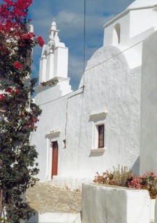La façade d'une église