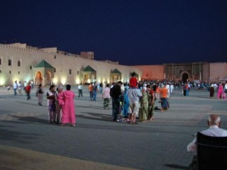 La place El Hdim la nuit