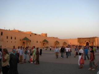 La place El Hdim le soir