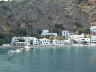 La plage de Loutro La plage de Loutro