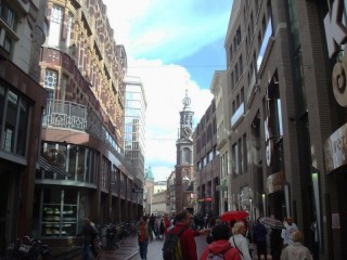 La tour de la monnaie vue depuis Kalverstraat 
