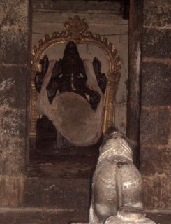 La vache en argent devant Ganesh