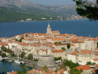 La ville de Korcula et le dtroit de Peljesac