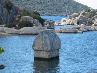 L'ancien sarcophage immergé L'ancien sarcophage immergé