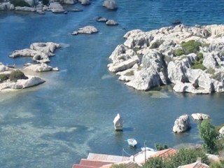 L'ancien sarcophage immergé L'ancien sarcophage immergé