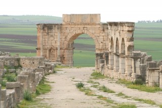 L'arc de triomphe vue depuis le Decumanus Maximus
