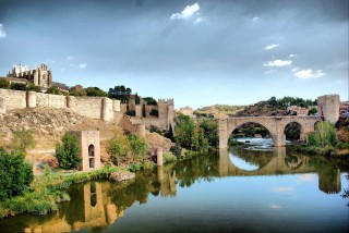 Le Pont Saint Martin et le monastère de San Juan de los Reyes à Tolède.