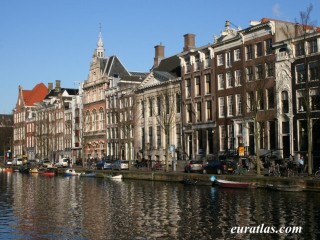 Le canal de Kloveniersburgwal à Amsterdam