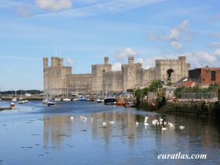 Le château de Caernarfon et la rivière Seiont