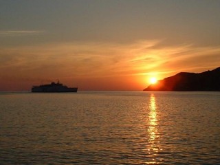 Le coucher du soleil a serifos