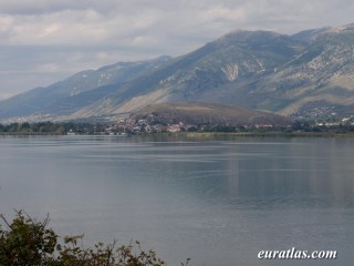 Le lac Pamvotis et le mont Mitsikeli
