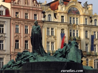 Le monument à Jan Hus sur la place de la Vieille-Ville à Prague