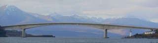 Le pont moderne de Skye et les monts Cuillin