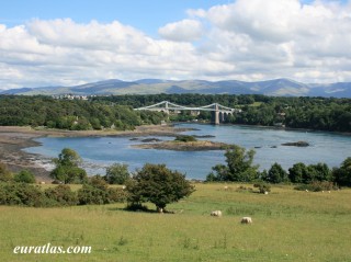 Le pont suspendu de Menai entre le Gwynedd et Anglesey,...