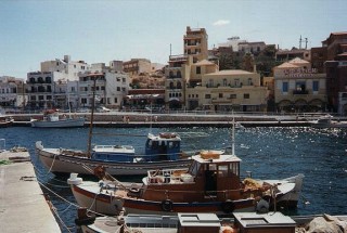 Le port et le lac Voulismni