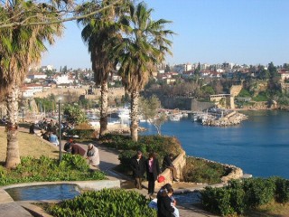 Le port et les remparts de la vieille ville Le port et les remparts de la vieille ville