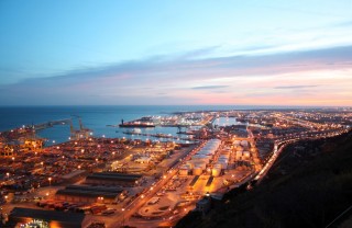 Le port industriel et commercial de Barcelone