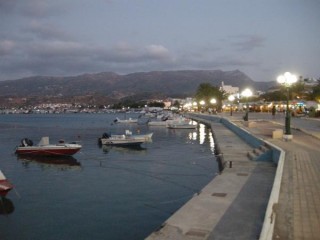 Le soir tombe sur le port