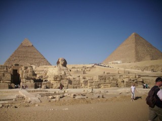 Le sphinx devant les pyramides