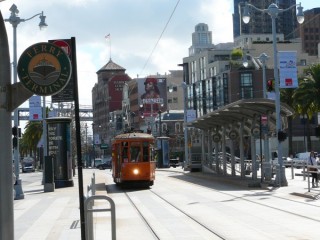 Le tramway longeant les quais
