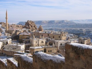 Le village d'Uhisar sous la neige