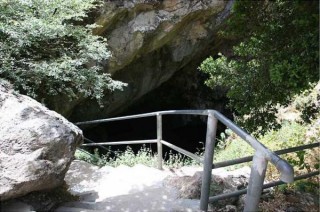 L'entre de la grotte de Zeus