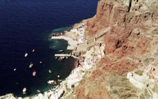Les falaises rouges et le port d'Ammoudi