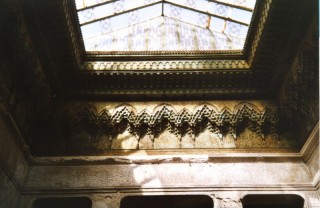 Les muqarnas au plafond Les muqarnas au plafond