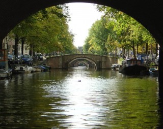 Les ponts d'Amsterdam vu depuis un bateau