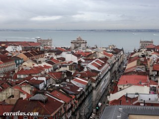 Les toits de Lisbonne avec l'Arche de la rue Auguste