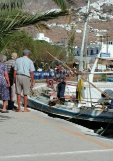 Livadi - Le pêcheur propose ses poissons Livadi - Le pêcheur propose ses poissons