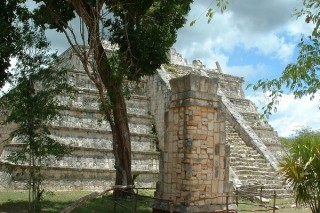 L'ossuaire et un pilier