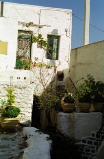 Maison avec pots de fleurs
