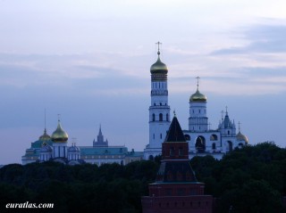 Moscou, vue sur les cathédrales à bulbes du Kremlin