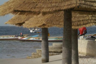 Paillotes sur la plage du Campement Hakuna Matata