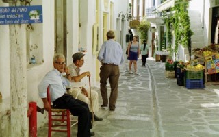 Parikia - Les vieux regardent le passage