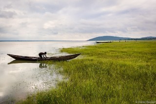 Pêcheur sur le lac de retenue du barrage de Kainji (Nigéria)