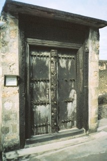 Porte sculptée en bois