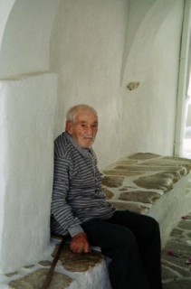 Prodromos - Un vieillard se repose  l'abri du sol...