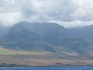 Reliefs de Maui sous la pluie