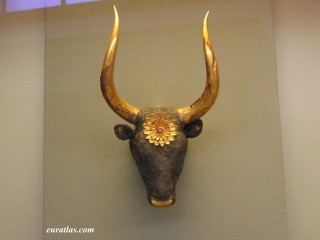 Rhyton mycénien en forme de tête de taureau